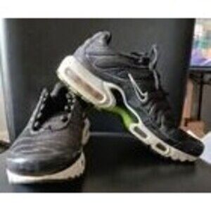 Nike Air Max Plus. JUST DO IT Logo Black Running Sneakers. Boys Size 7Y. One Lce